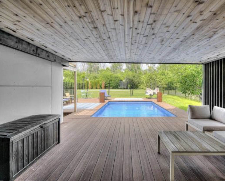 Terrasse en bois avec piscine